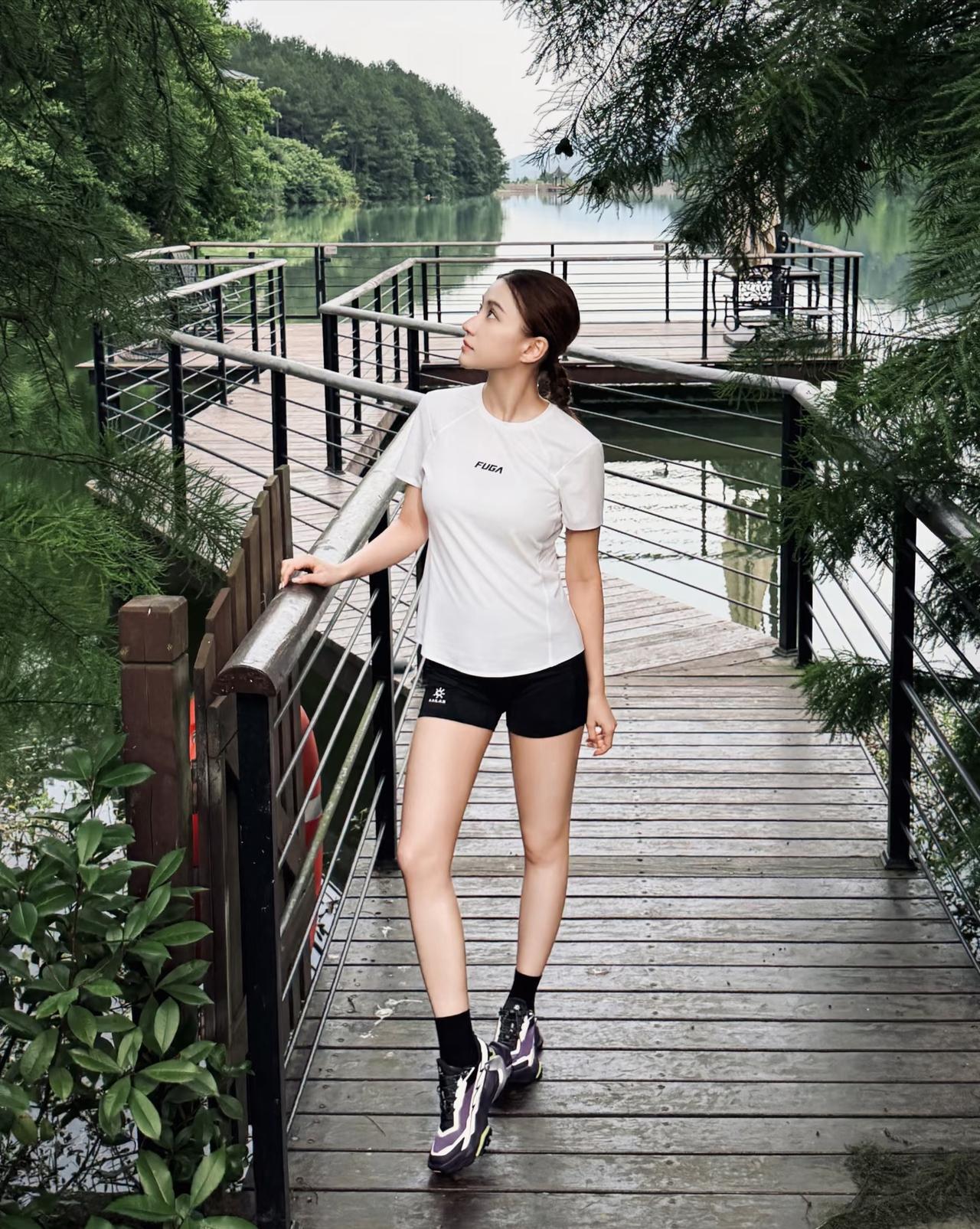 何超莲晒出一组生活照，
先是一身运动装，
看起来活力满满，
再是一组小香风裙子，
