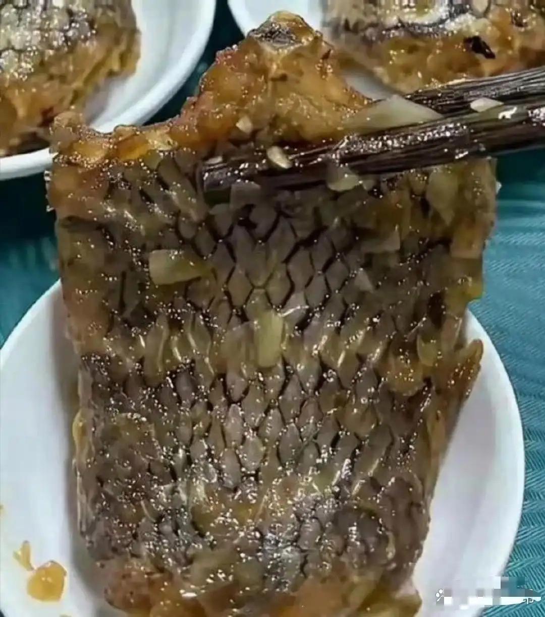 今日吃饭偶遇新奇菜品，整条带鳞煎制，外表油亮鲜香，从没吃过同款。好奇这是什么特色