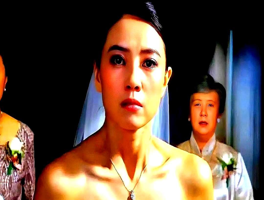 扣子崩开那秒，她没停戏
 
镜头里，胸口春光乍泄，她眼泪照掉，导演没喊卡。一条过