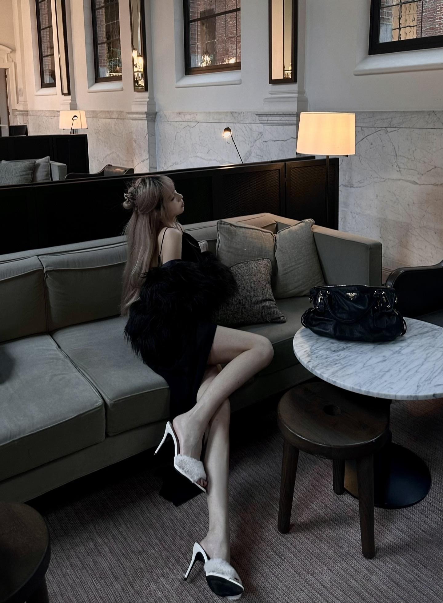 人只适合远远地望，并不适合端详。