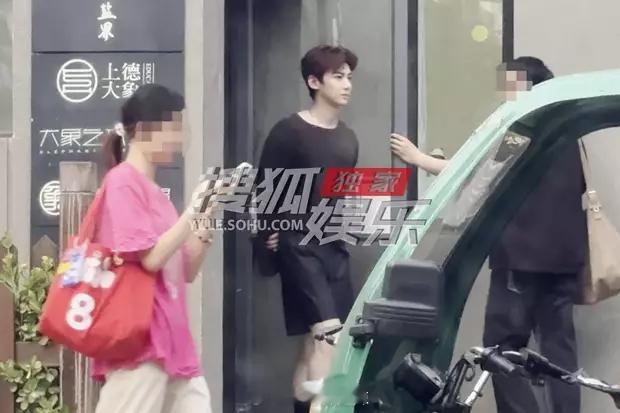 白敬亭黑t短裤户外拍摄照片路透图 ​​​