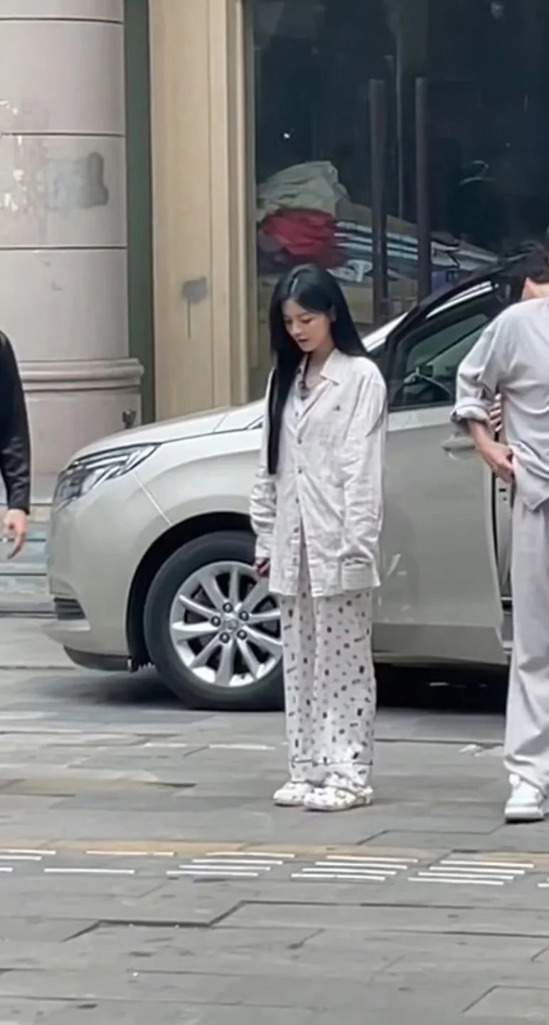 穿睡衣的的宝宝杨超越｜可爱松弛感