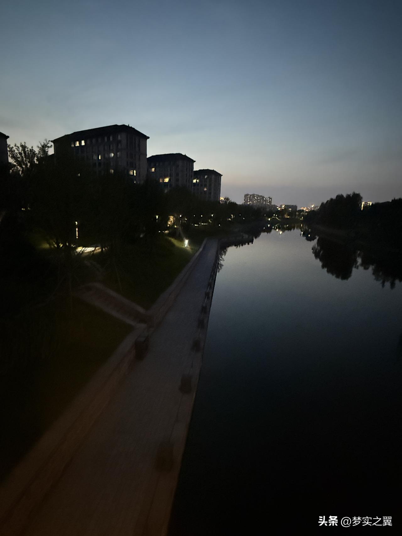 【小对联】
上：守夜；
下：……？