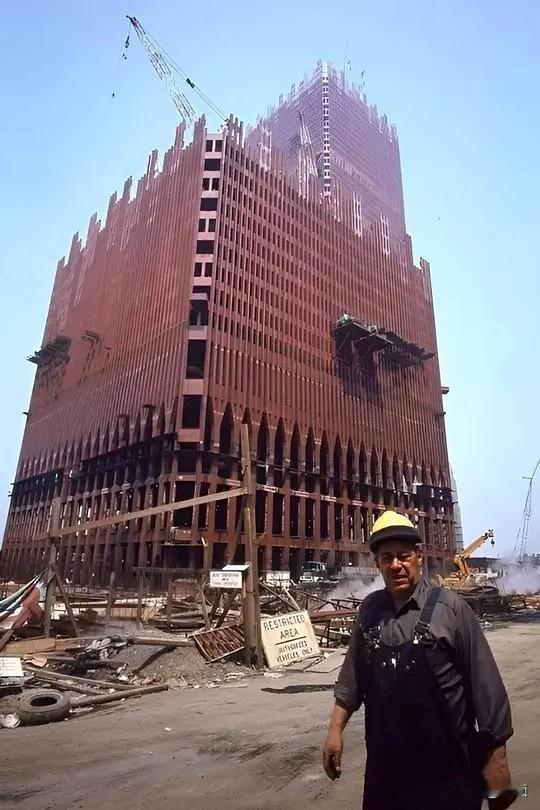 1970年，纽约，正在兴建中的世贸中心大楼（图一）；1972年，还在建设中的世贸