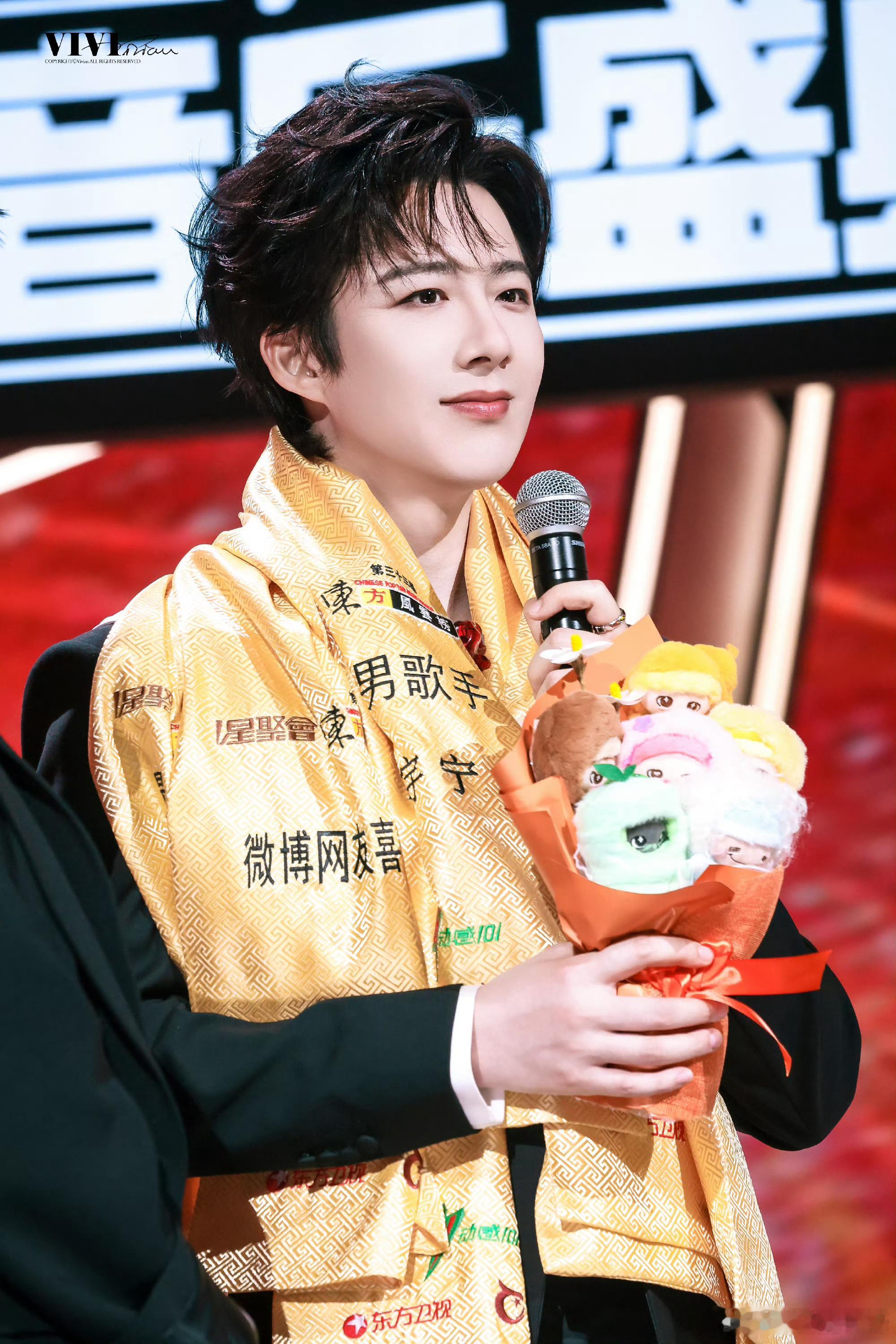 摩登兄弟刘宇宁 书上说，“做一个积极向上的人，读温暖的句子，见阳光的人，看美好的