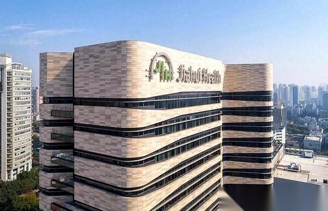 讲个有点魔幻的事儿。
一个哈佛医学院的教授，世界顶级的专家，漂洋过海来上海，结果