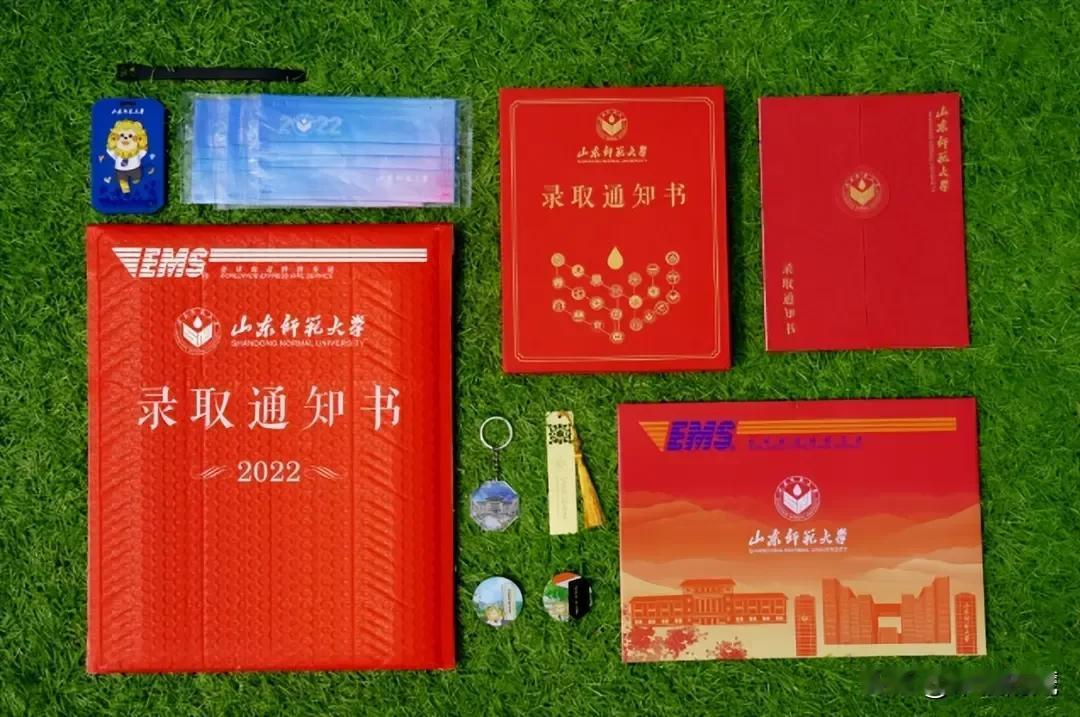 大学录取通知书，做得一个比一个花哨，一个比一个有噱头。
原本一张纸或者一封电子邮