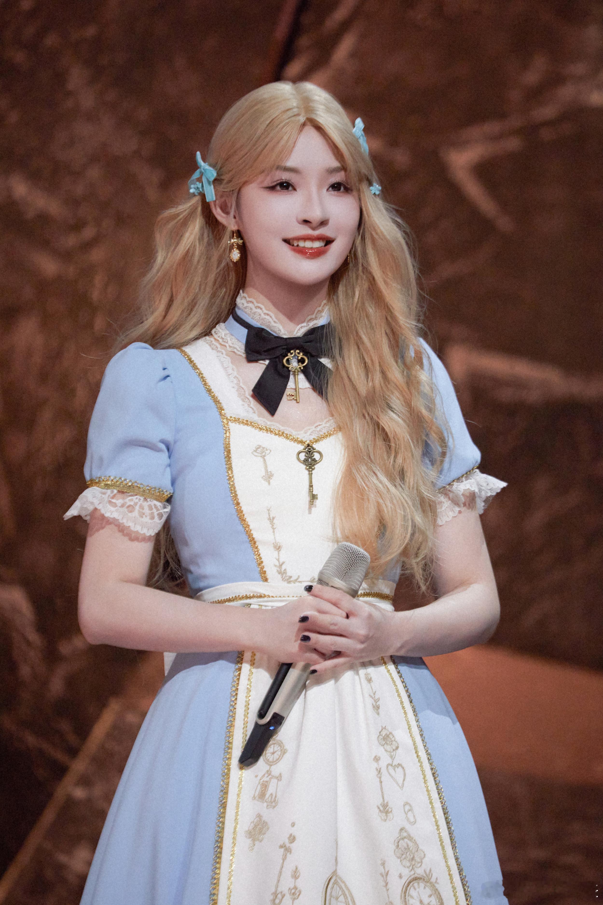 这居然是李莎旻子李莎旻子风格大变一改往日沉静温柔的气质，李莎旻子化身童话里的少女