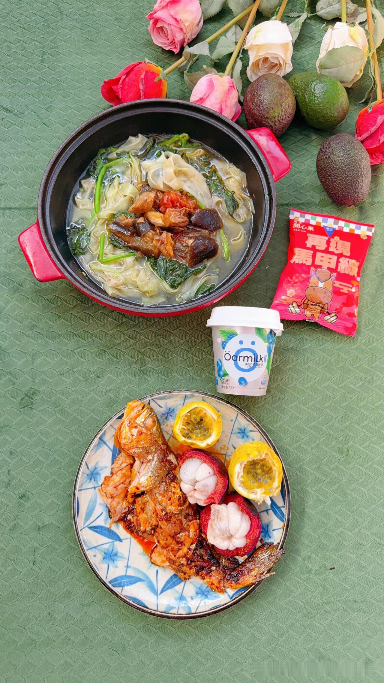 煎黄花鱼，蔬菜鱼面茄子汆儿，山竹百香果。加餐坚果希腊酸奶。这个黄鱼特别好蒜瓣肉很