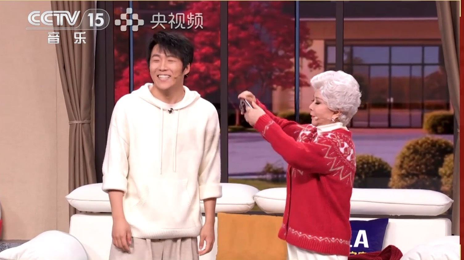 春晚 好久不见的蔡明 豆包这个植入真狠