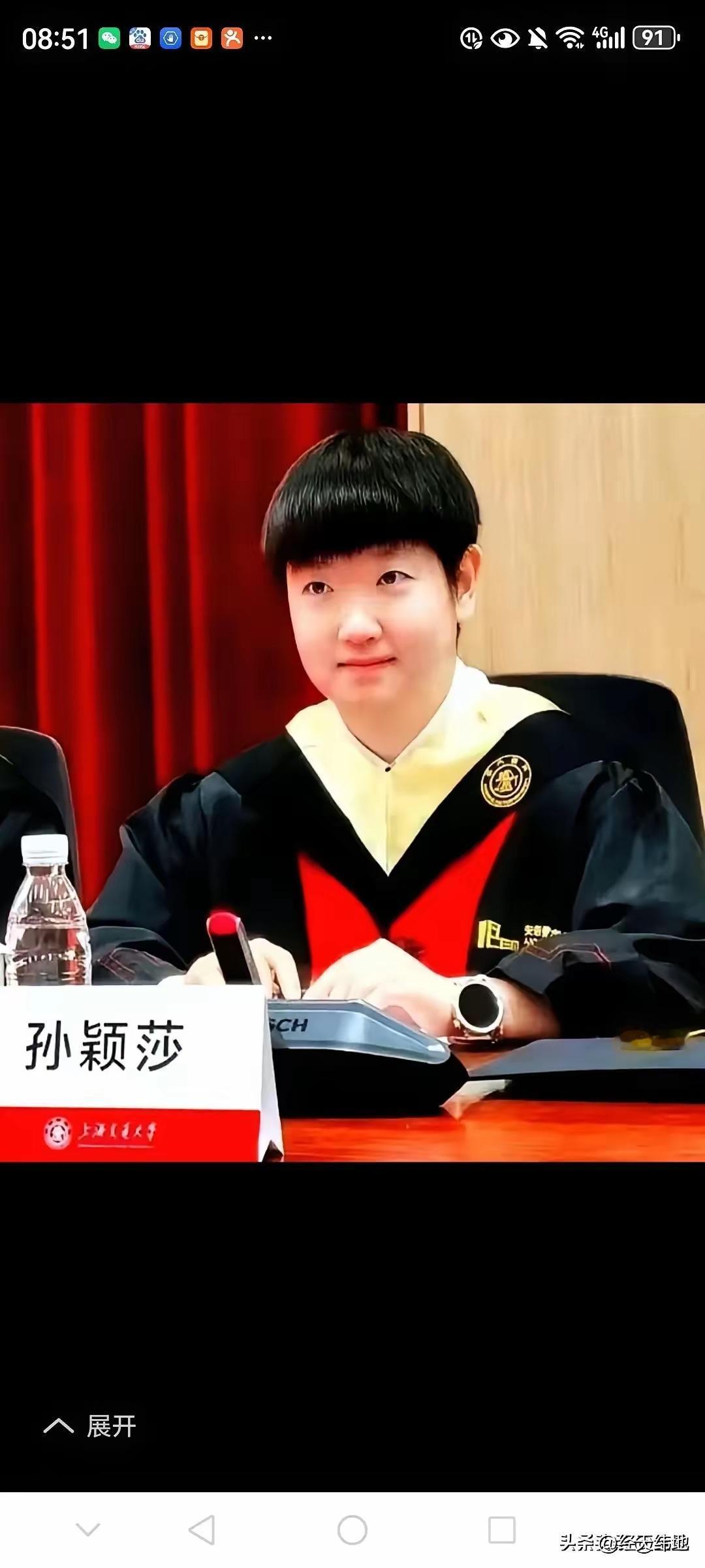 孙颖莎来清华大学面试了，令人惊奇的一幕发生了

孙颖莎走进清华校门的时候，路上有