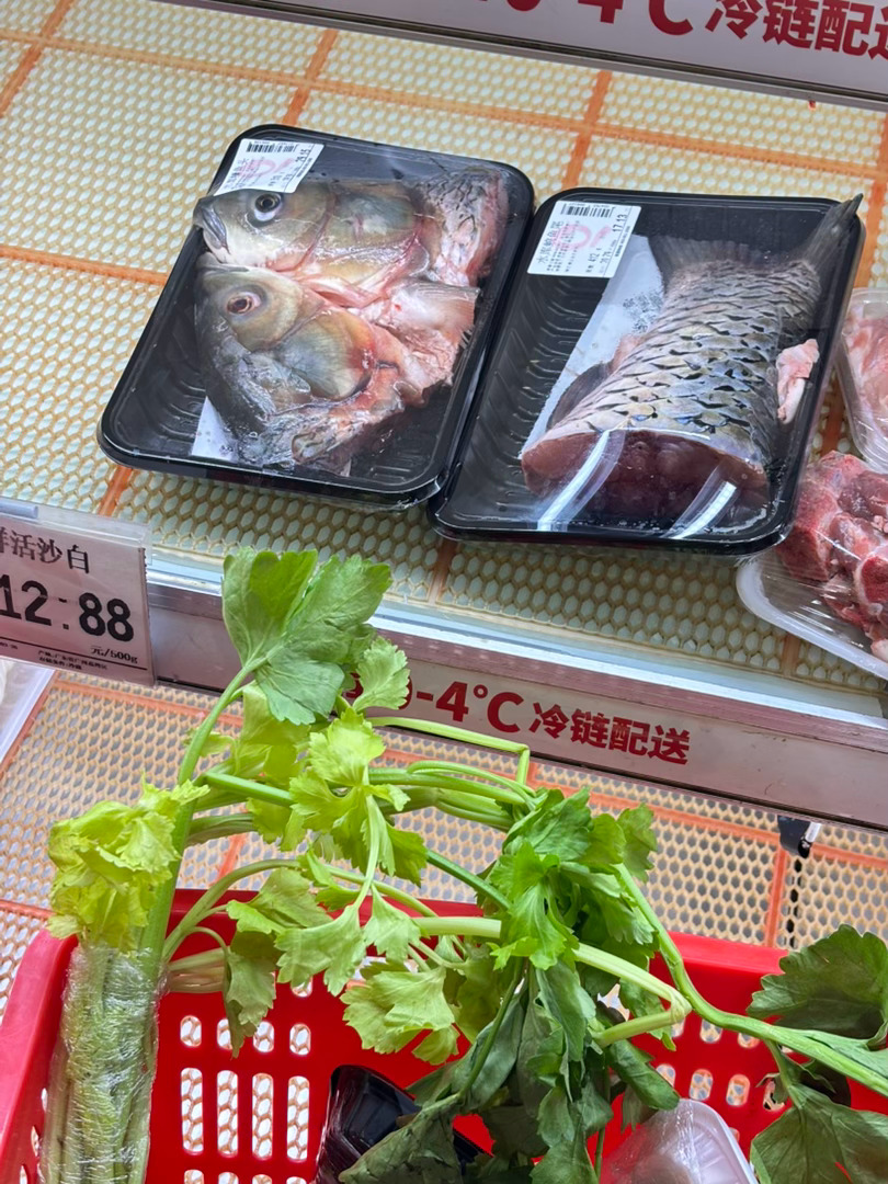 小女儿饭量很给力。     每次随便都是来两碗，还发出小猪佩奇的声音。    如