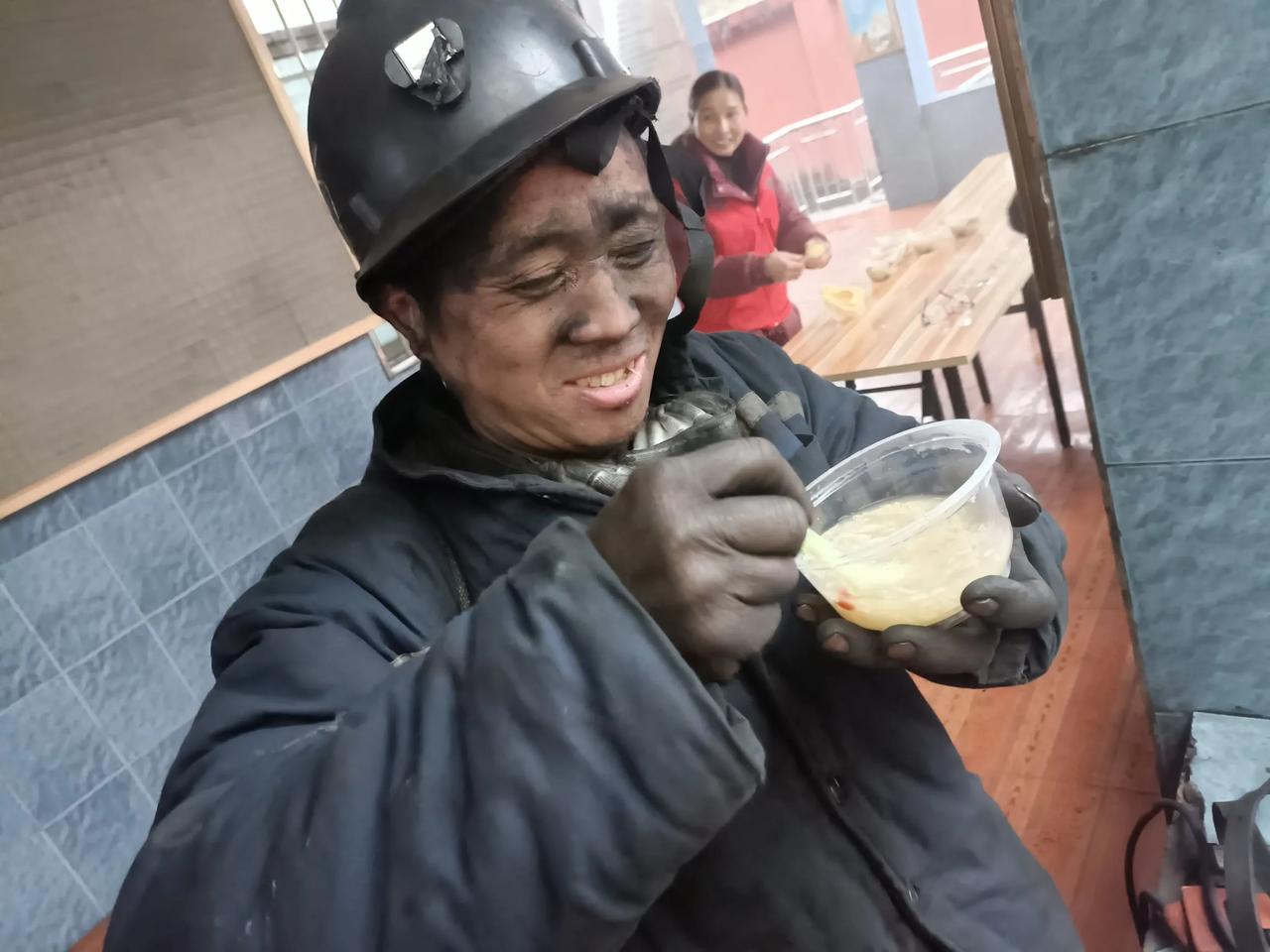 肉，吃肉，吃肥肉！
上个世纪计划经济年代，煤炭是工业的粮食，煤矿工人是特别能战斗