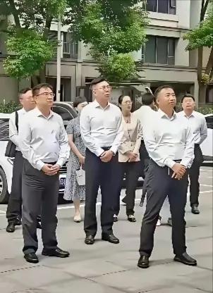 统一站姿，统一着装，统一表情，关健是要统一思想。公职人员，关键是要有统一为人民服