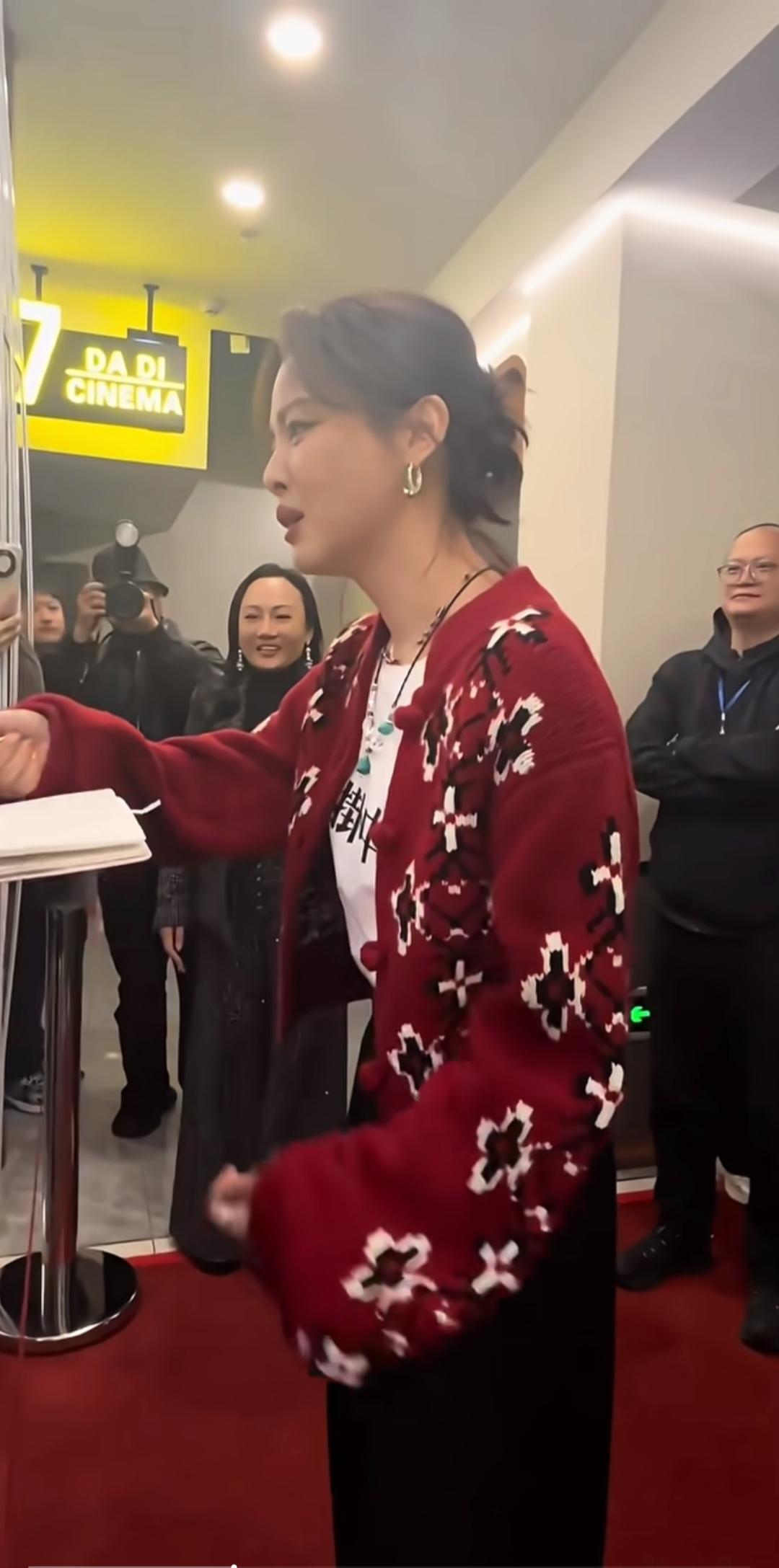 辛芷蕾，这个大红毛衣穿上有点不显气质。