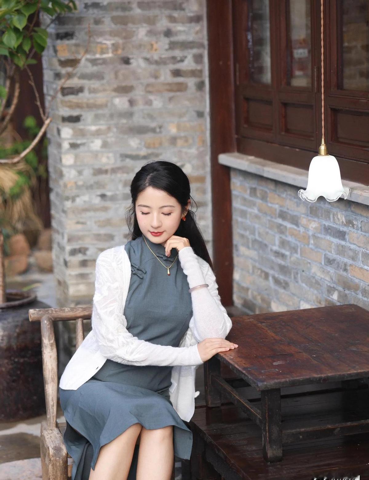蓝格旗袍，不是复古，是新活法。
你衣柜里那件压箱底的蓝格子，早就不只是拍照道具了
