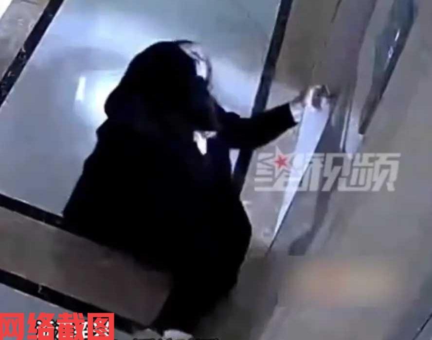 浙江绍兴有女子因早上头晕吃了药片。

女子这时是因感觉到自己头晕就吃下了一片止疼