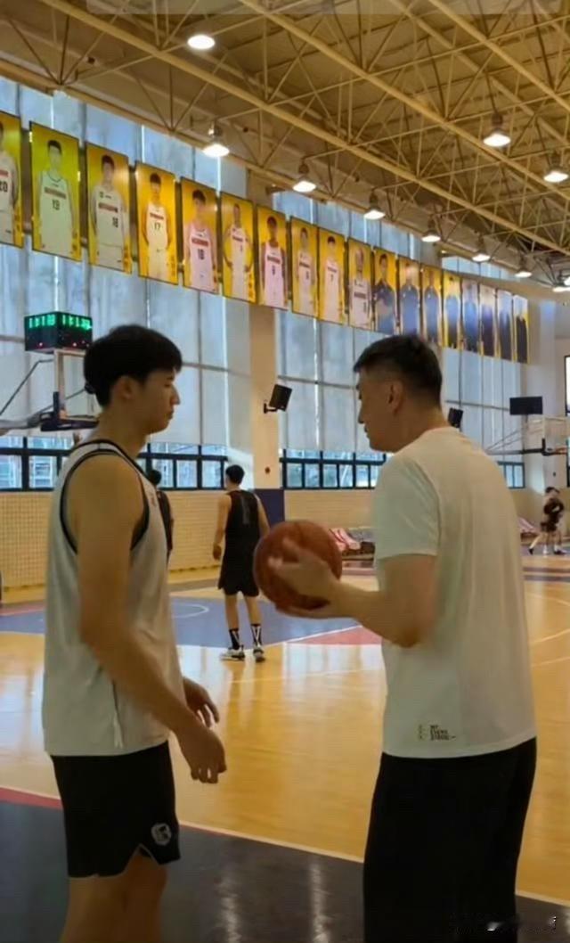 不少广东球迷还觉得黄明依与杨腾飞互相租借吃亏了，可吉林队根本就没留黄明依[捂脸]