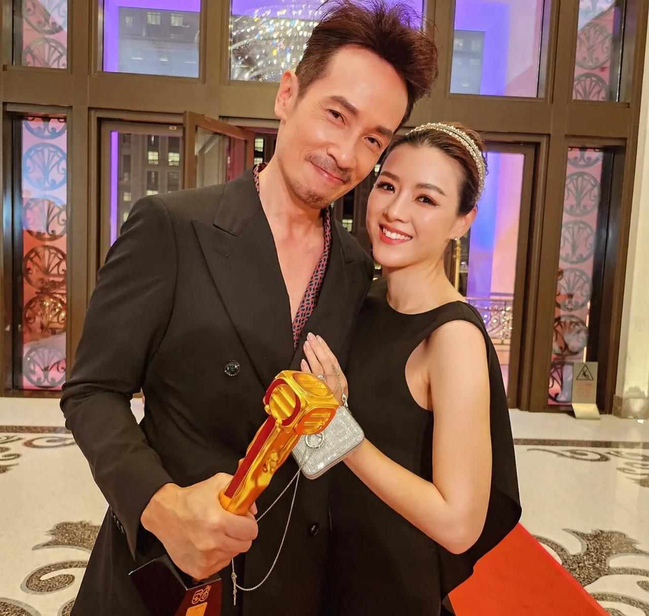 陈豪喜得视帝，和妻子陈茵薇开心合影，两人一点都不见老啊，依然是男帅女靓。陈豪身穿