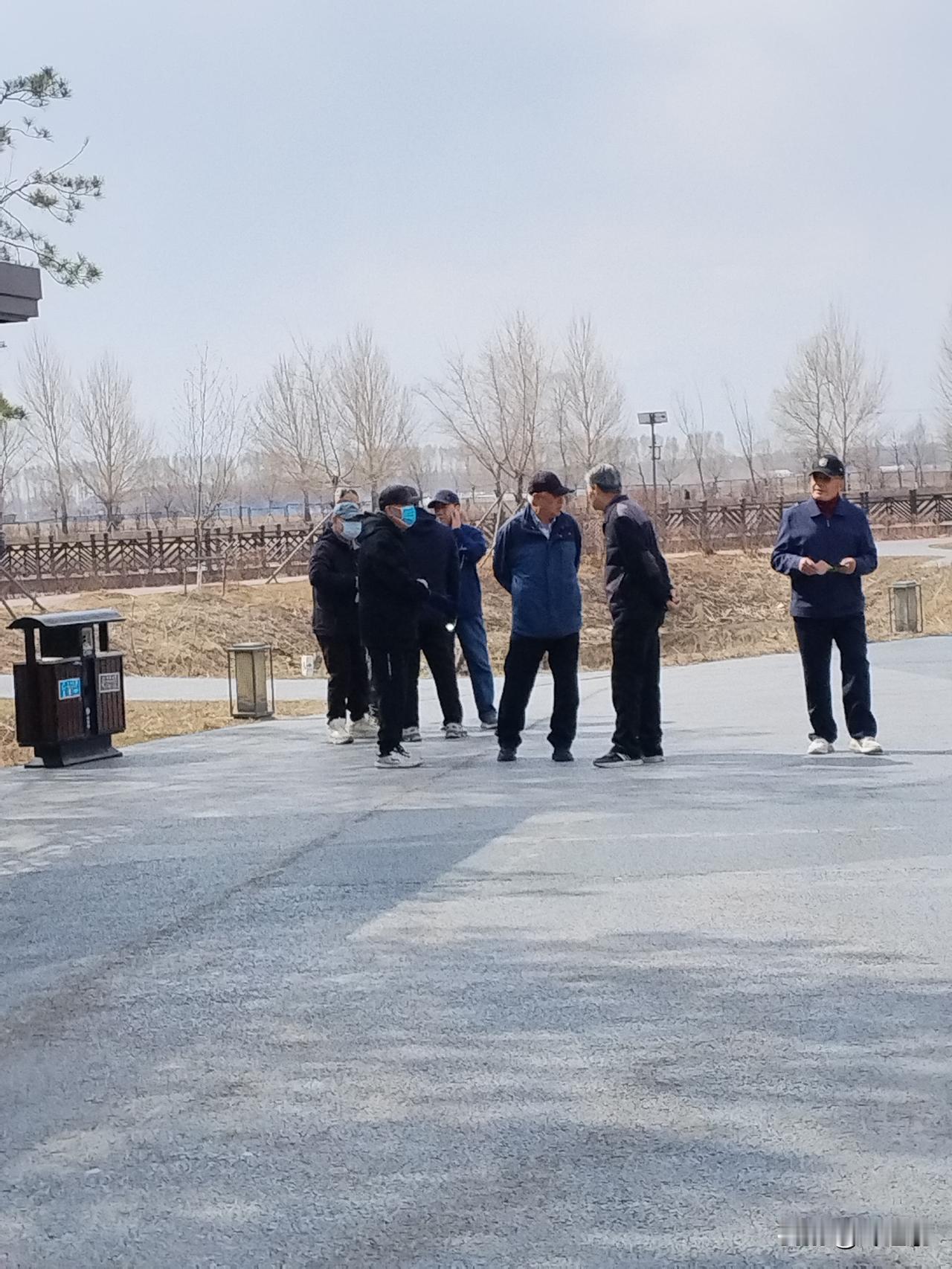 老年画
自在聊天乐逍遥，
海阔天空竞妖娆。
叱咤风云是过去，
请续句：
（绝顶华