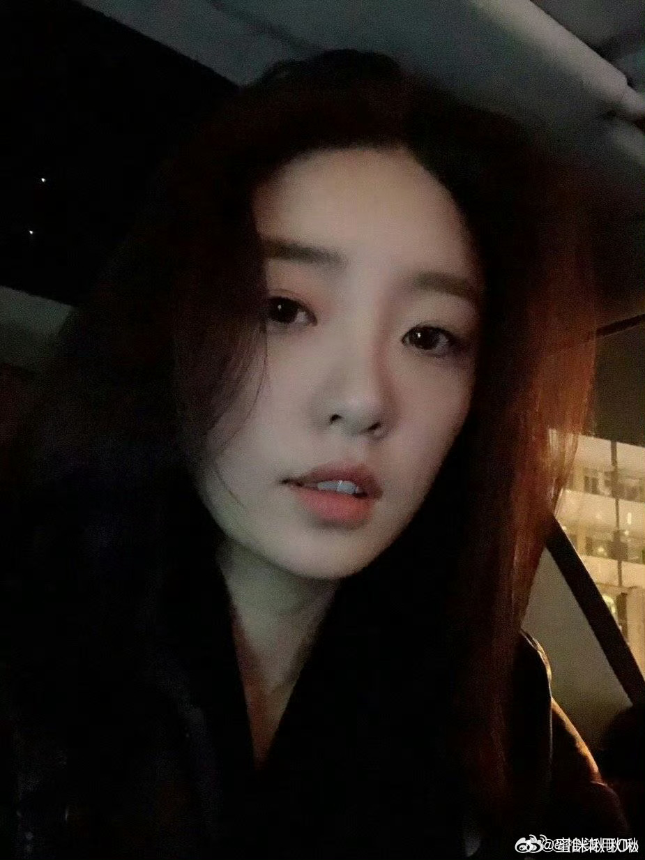 妥妥天生女团长相，妆容穿搭精致又亮眼，神态姿态都很有范儿，每一个镜头都展现出绝佳