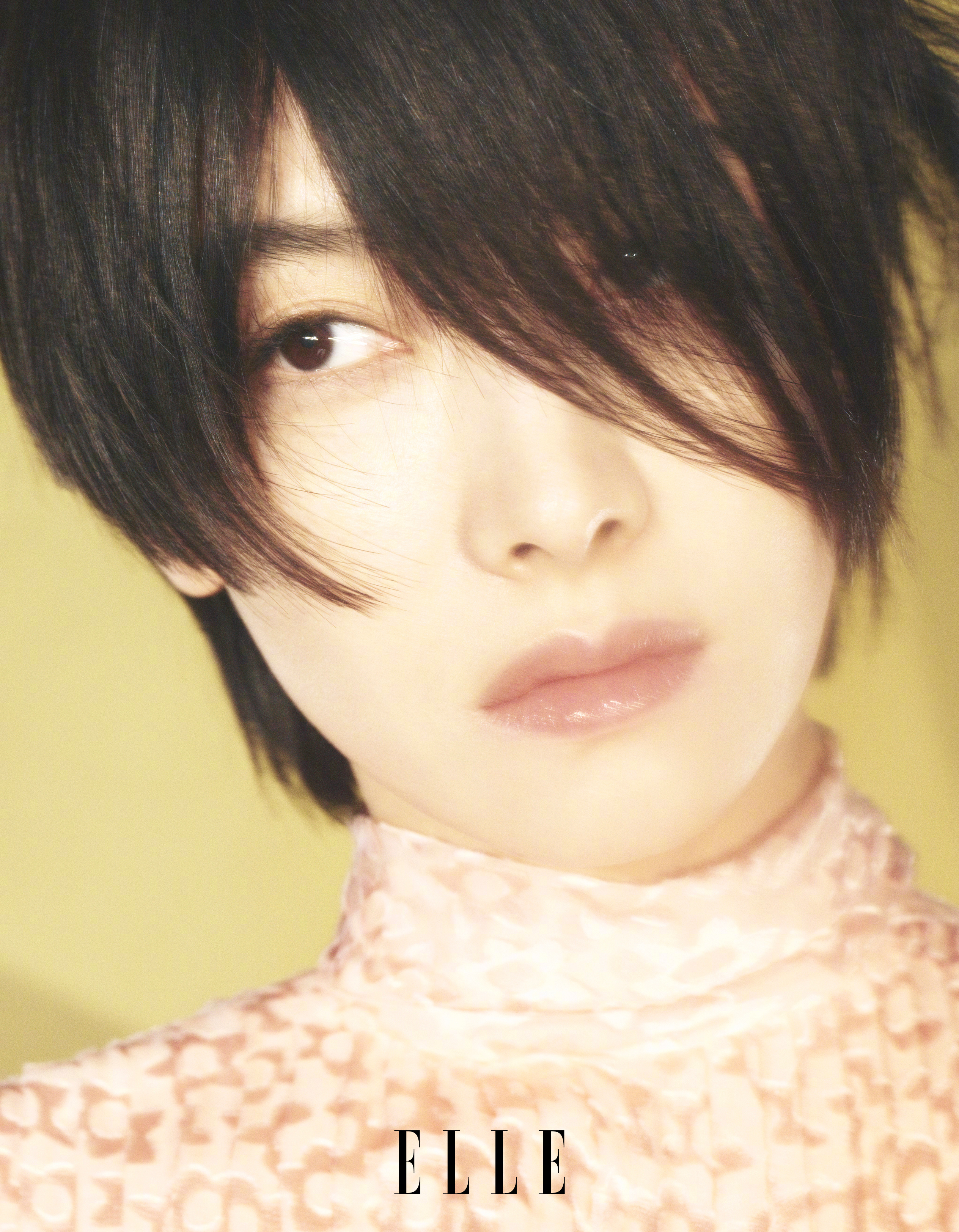 演员、歌手宋茜登上《ELLE世界时装之苑》2026年4月刊封面，双方的第五次封面