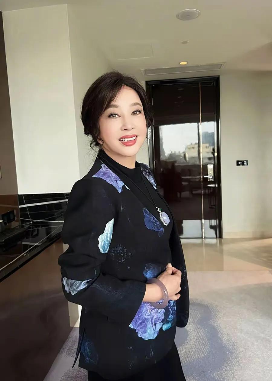 晓庆姐，虽然70多岁了，这样的单身女神，在婚恋市场还是很有优势的。别的女人有的她