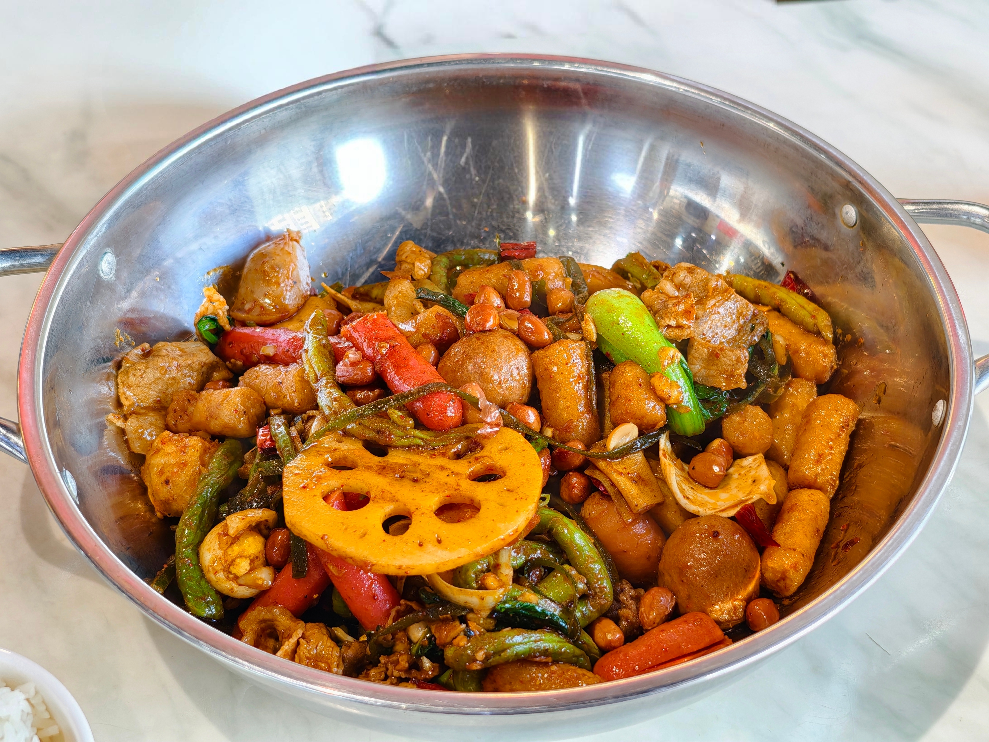 今天晚上好饿，刚整了一盆麻辣香锅。贼下饭，就是热量有点爆表～[干饭人] ​​​