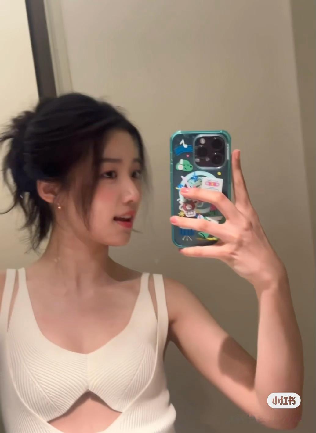 卢昱晓   🌷卢昱晓折月亮🌷卢昱晓云厘"落日溺在云层里银河滑落一片掉进大海里