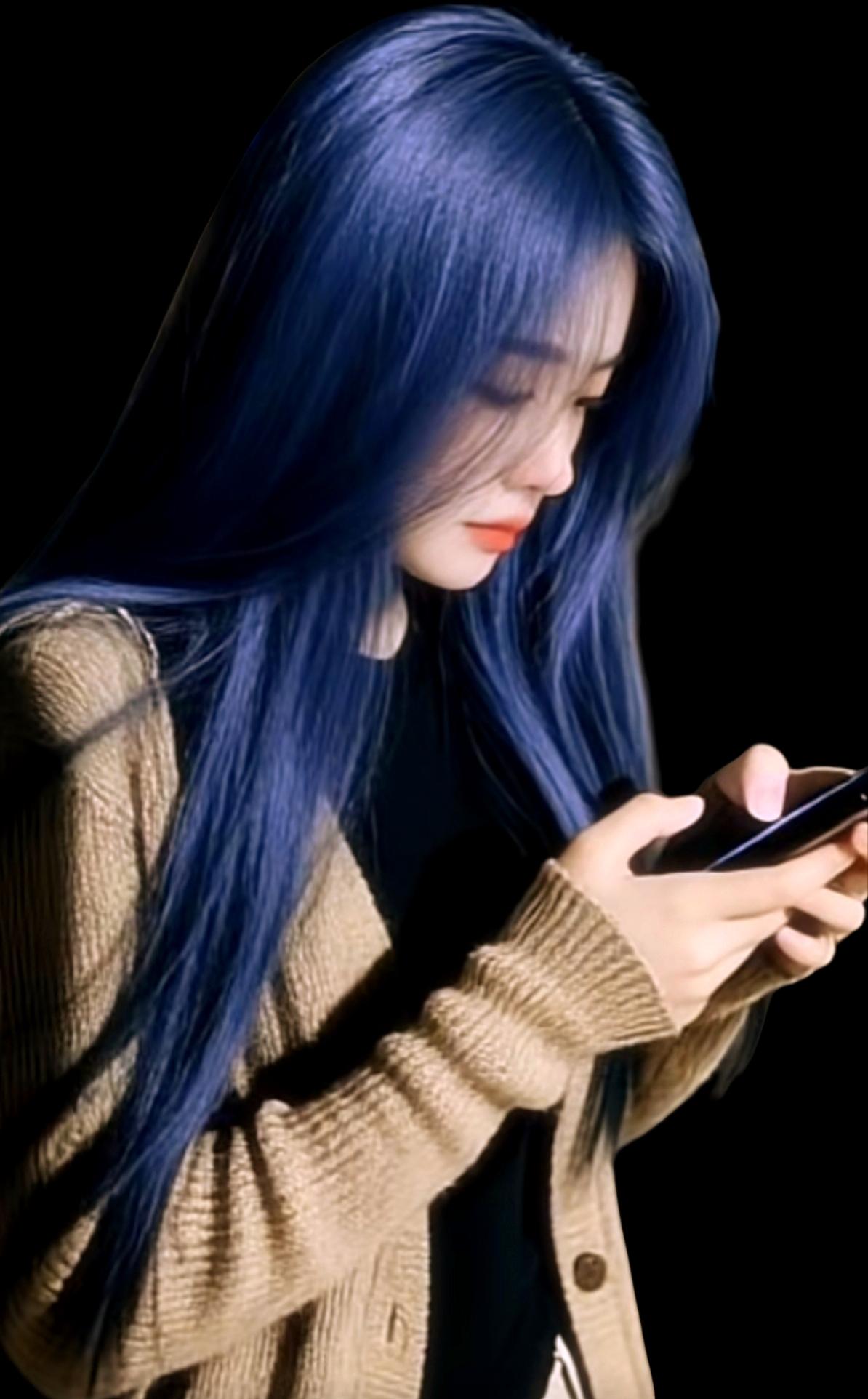 蓝发少女沉浸在手机世界中，温柔的光线洒在她身上，仿佛时间静止在这一刻。