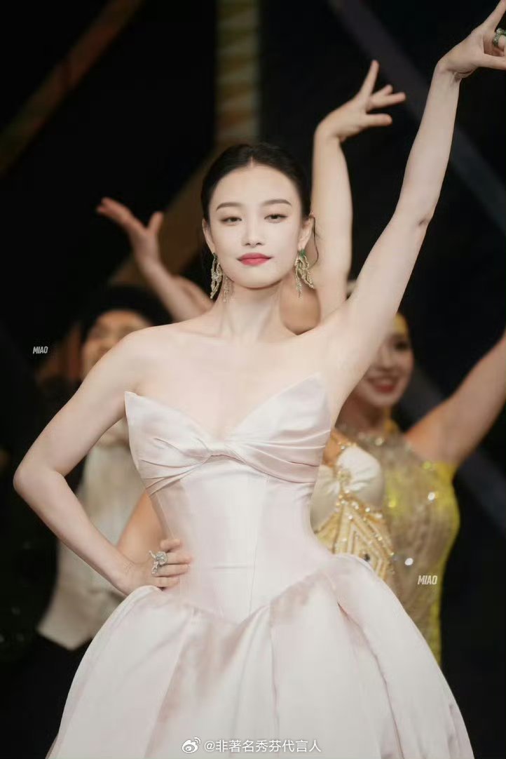 倪妮粉裙公主好明媚的美呀，光看一眼都让我们惊艳。 ​​​
