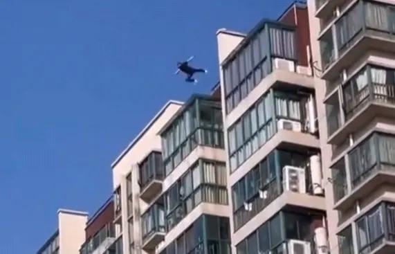 网传上海一男子：失业、断供、自由落地！
失业意味着没有钱还贷款，接着就是房子被拍