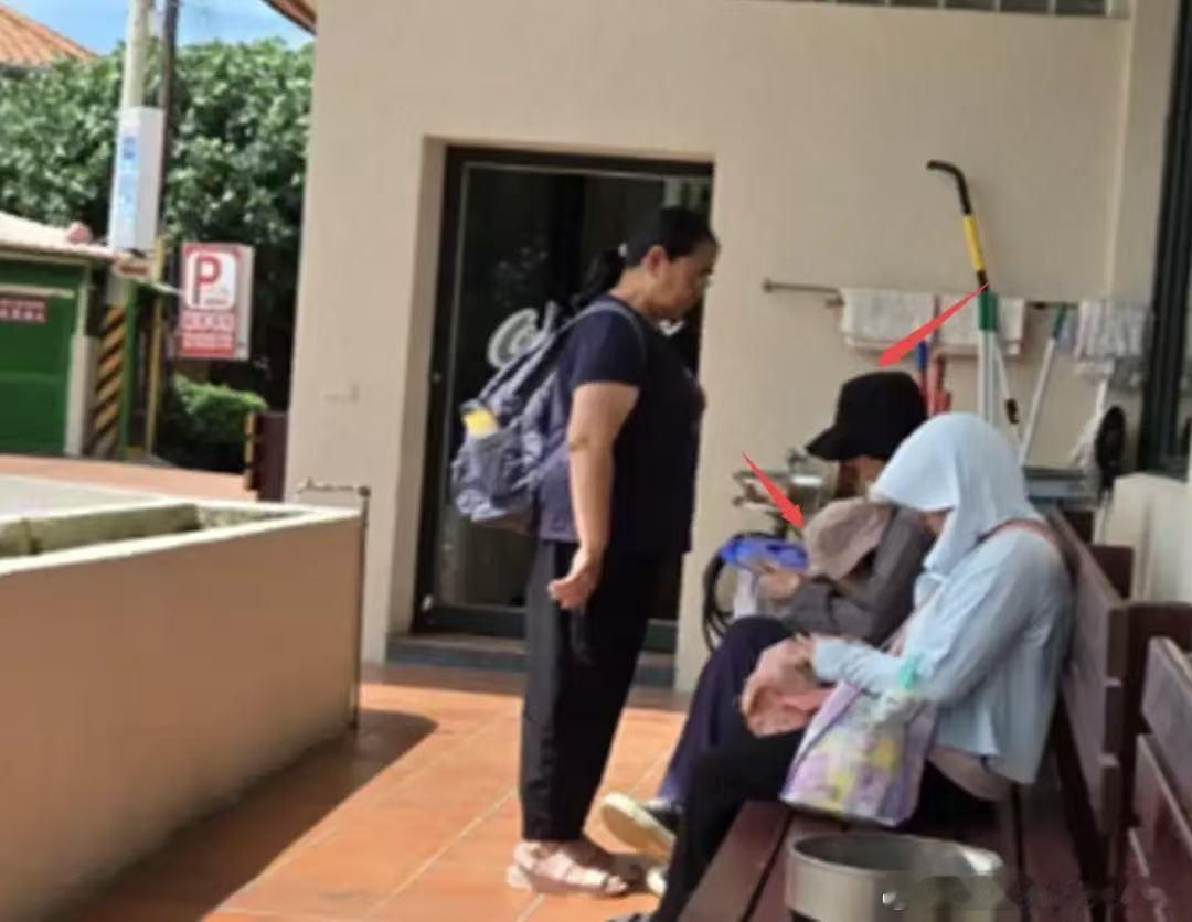 郭碧婷带女儿买鱼 网友偶遇郭碧婷带女儿买鱼。郭碧婷远距离看也好美偶遇郭碧婷带女儿