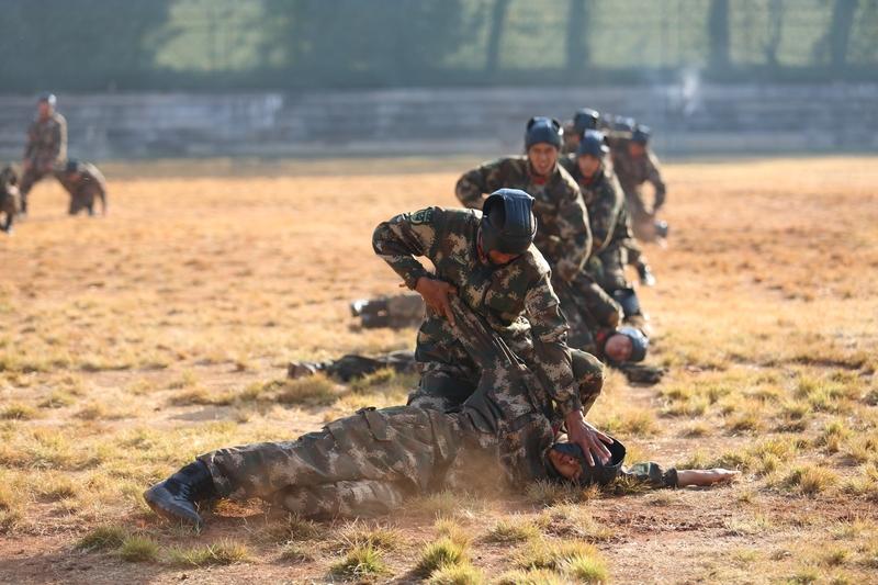武警云南总队机动某支队冬季实战化训练：武警云南总队机动某支队在云岭高原冬季开展实