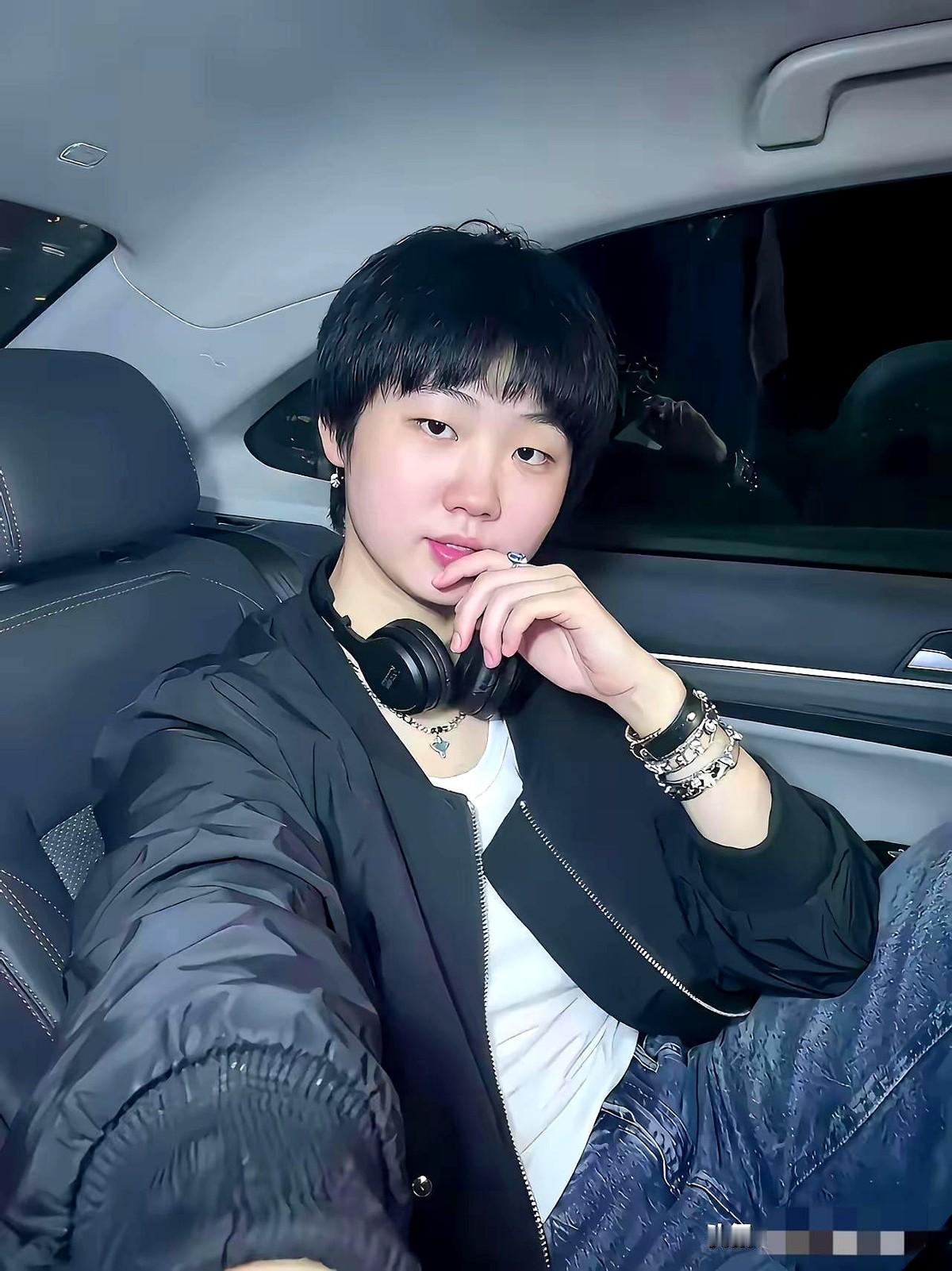 这个图片，不管怎么看，我都认为是莎莎好看，在没有看到莎莎时，小曼也好看，但是看到