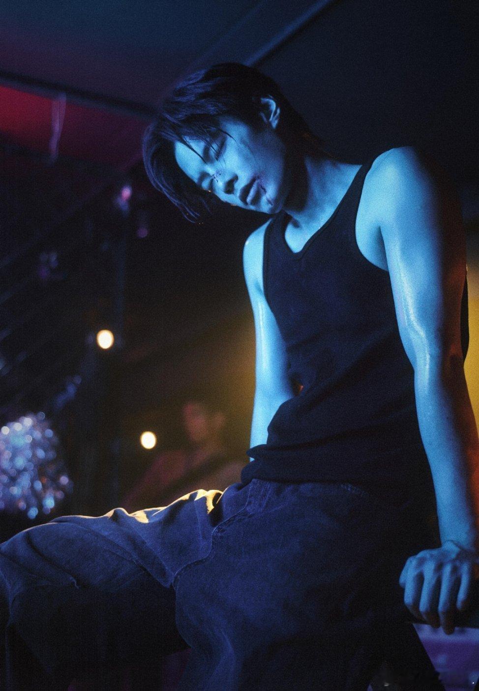 让何与演修车工的是天才建议何与半永久修车工造型！黑坎肩一穿苏感拉满，钻车底的镜头