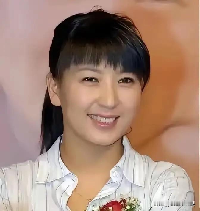 同样是女人，李嘉欣每月吃喝玩乐领两百万港元的生活费，很多人同情她获得的财富太少；