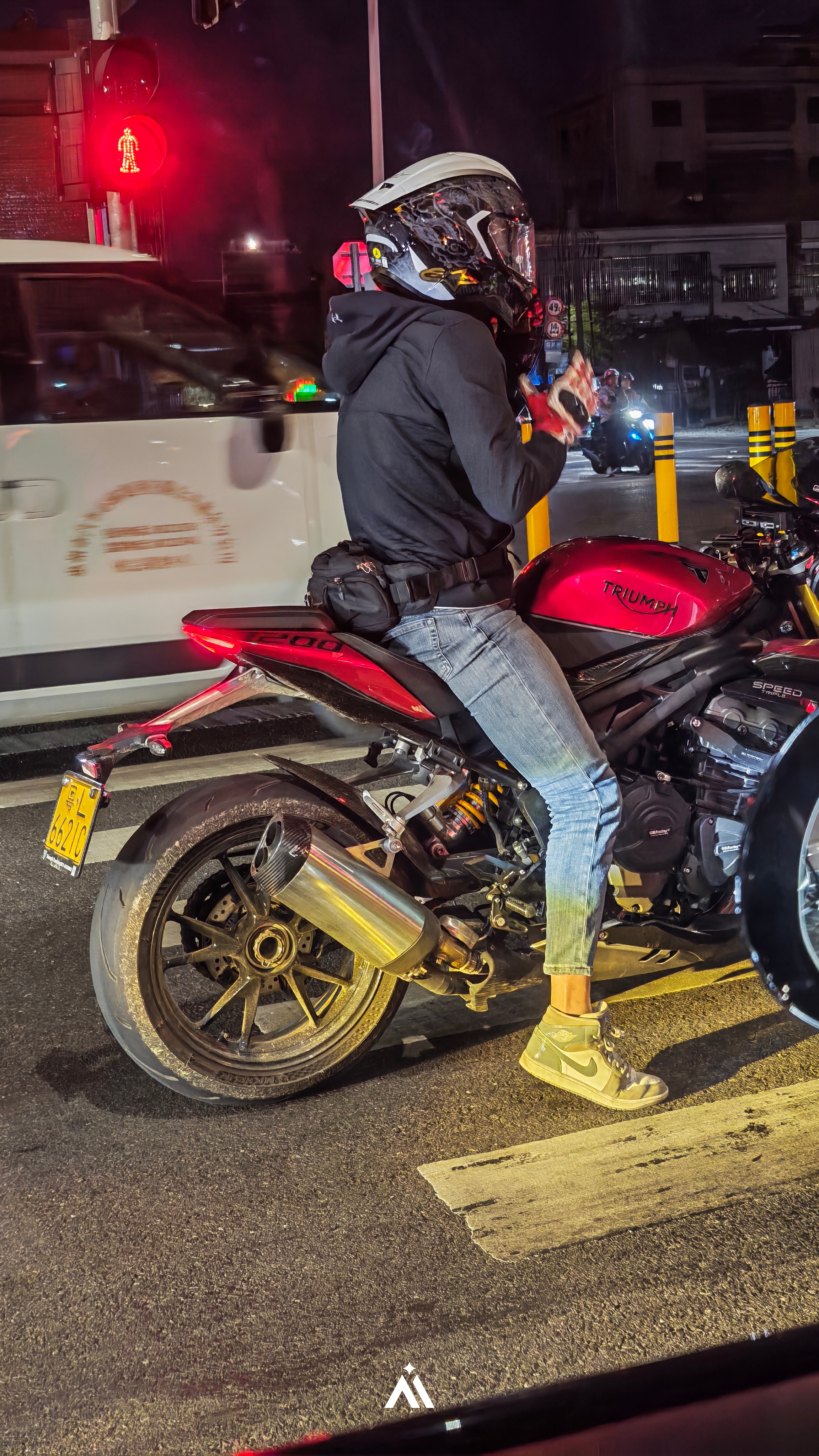 昨天跟干饭，她说你可以把摩托车驾照整起来了，我有点心动，尤其云南那边，骑摩托太舒