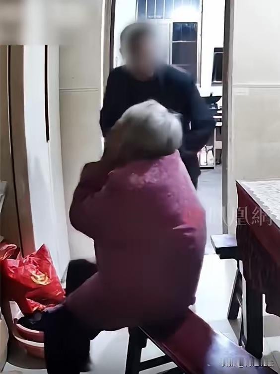 到底是养儿防老，还是养儿打老？

江苏，一位93岁的老母亲育有一儿一女，辛苦将两