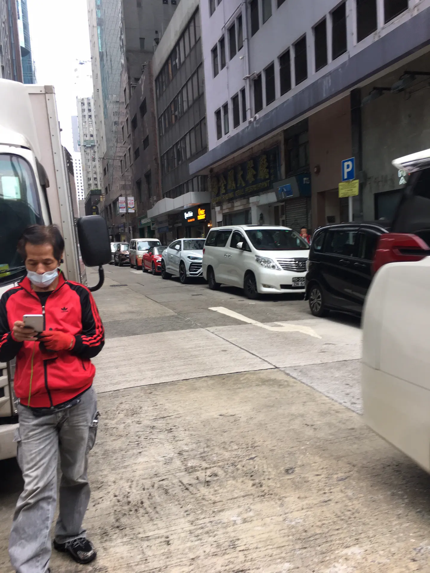 藏匿在老巷子里的兰博基尼urus