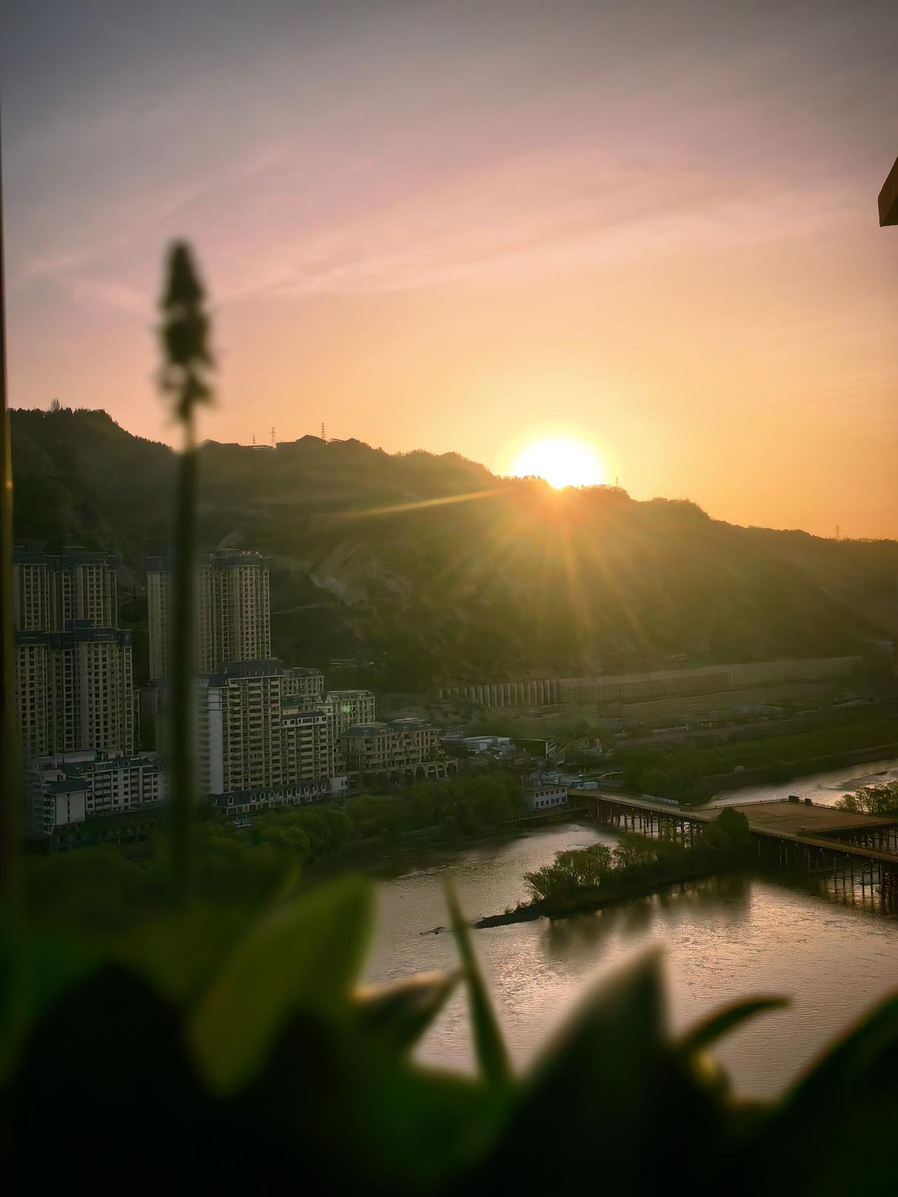 西部摄影 打卡早安心语 金城晓日破烟岚，黄河金浪映天宽。山河无恙晨光暖，早安兰州