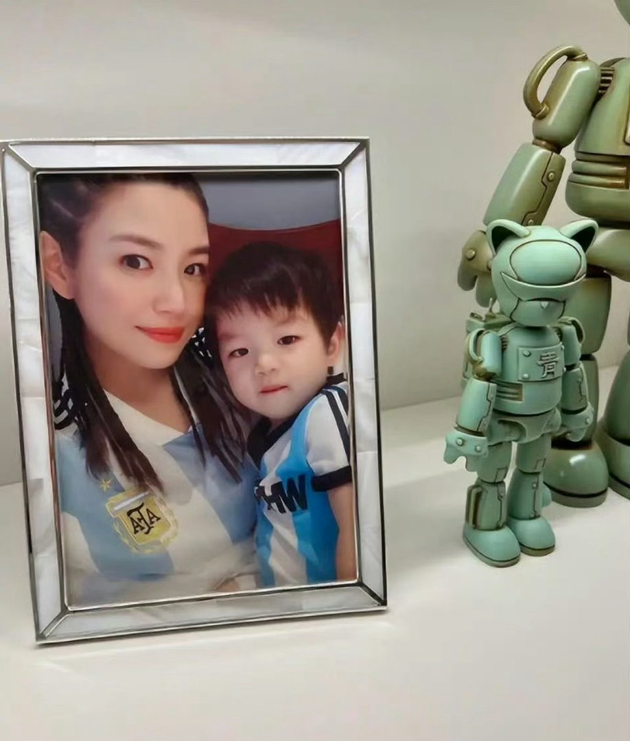 陈妍希六一晒孩子照片六一定格温馨瞬间，陈妍希与小星星同框出镜，母子高颜值同框画面