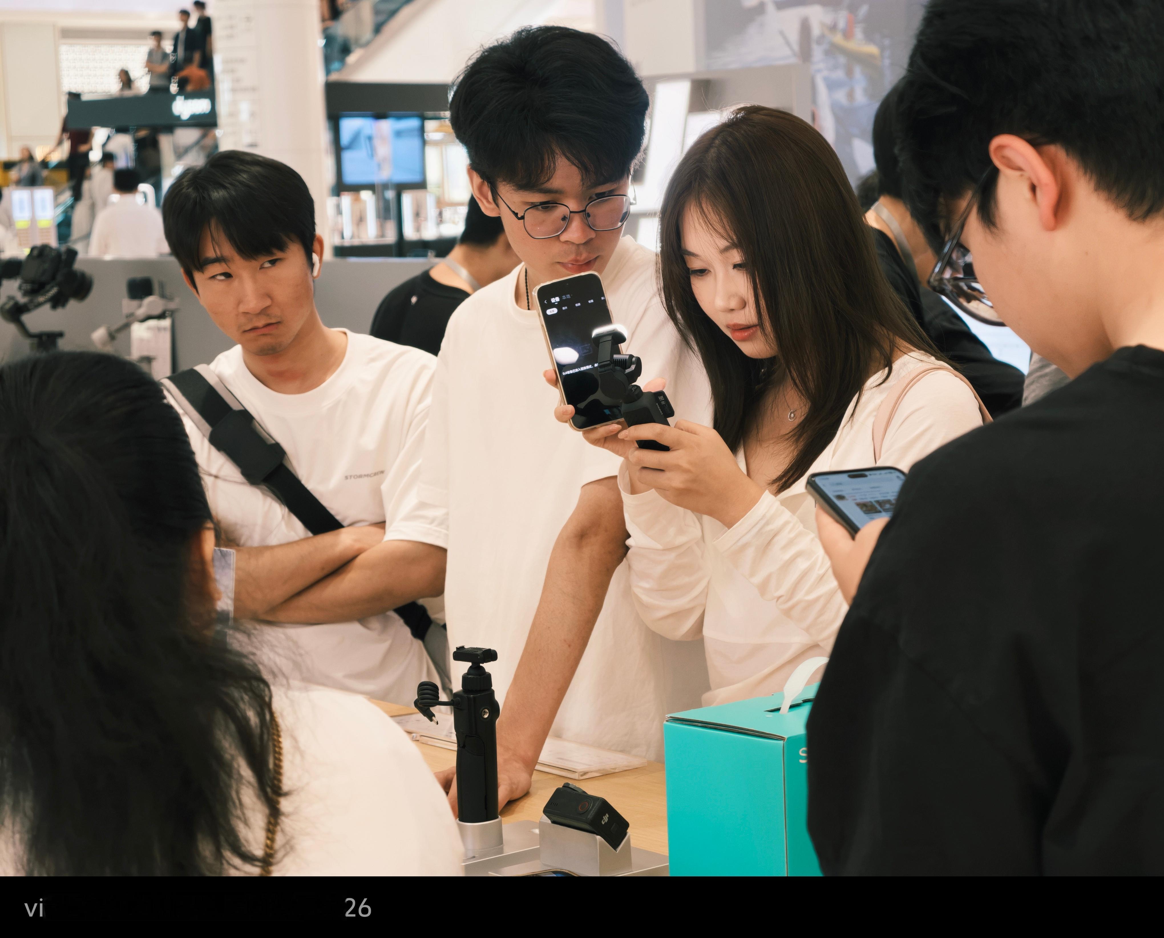 太夸张了！还说来大疆门店来看看大疆Pocket4 ，结果现场貌似就一台，那么多人