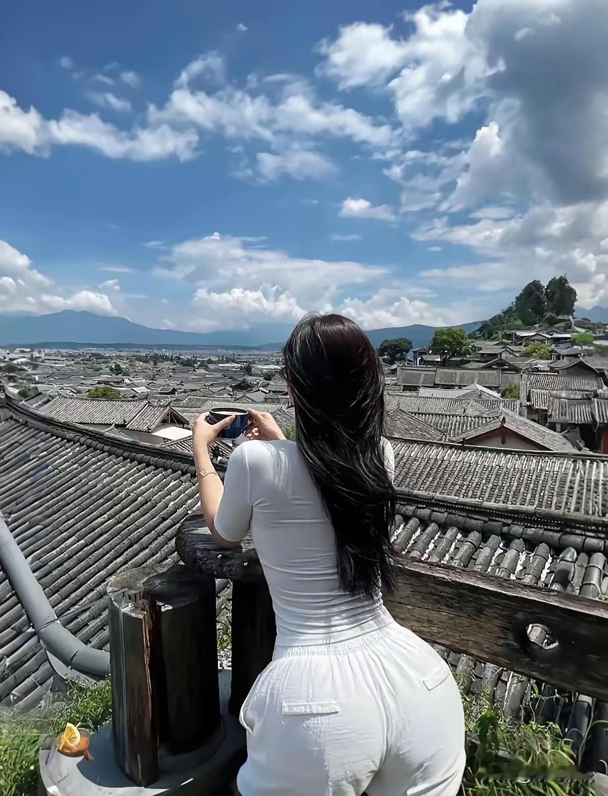 清晨•屋顶•云雨后，
一股暖流直达胃里。
云雨 来一场热汗吧