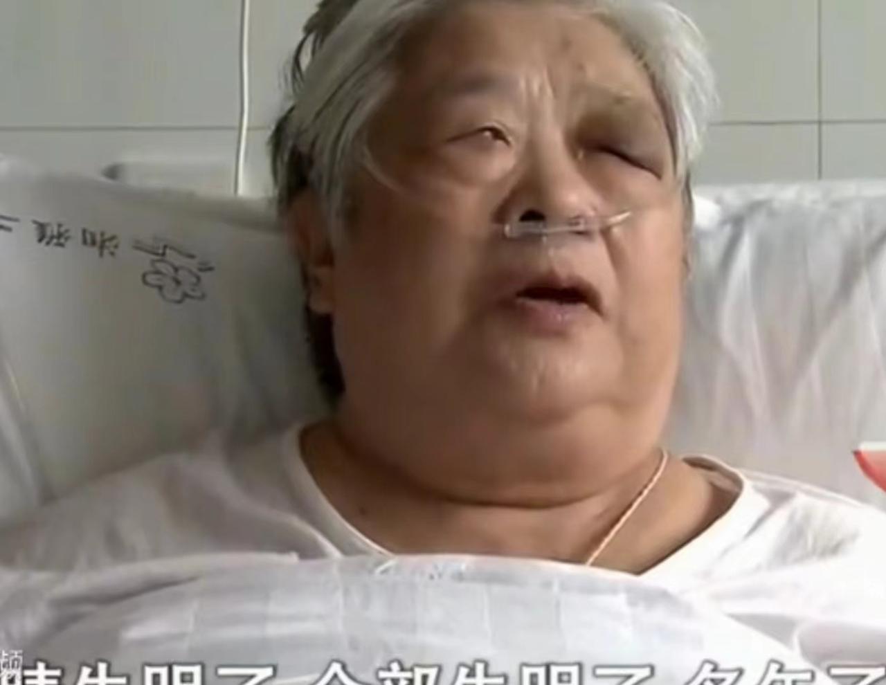 “典型的白眼狼！”湖南一42岁女子，啃老满头白发的养母7年。可如今，养母双目失明