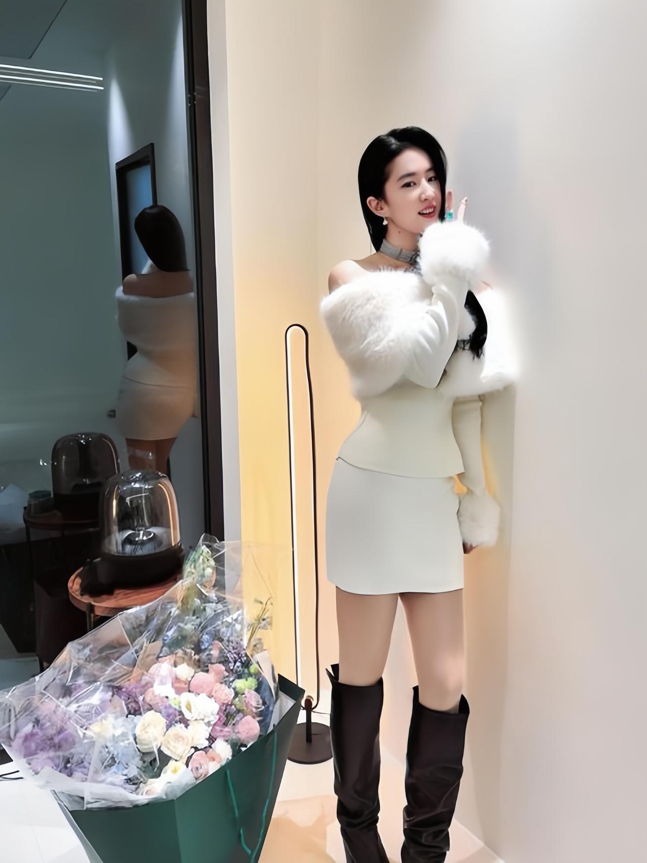 刘亦菲这身材太好了，镜子里的更真实，感觉这张图里的她，不会超过90斤的样子！刘亦