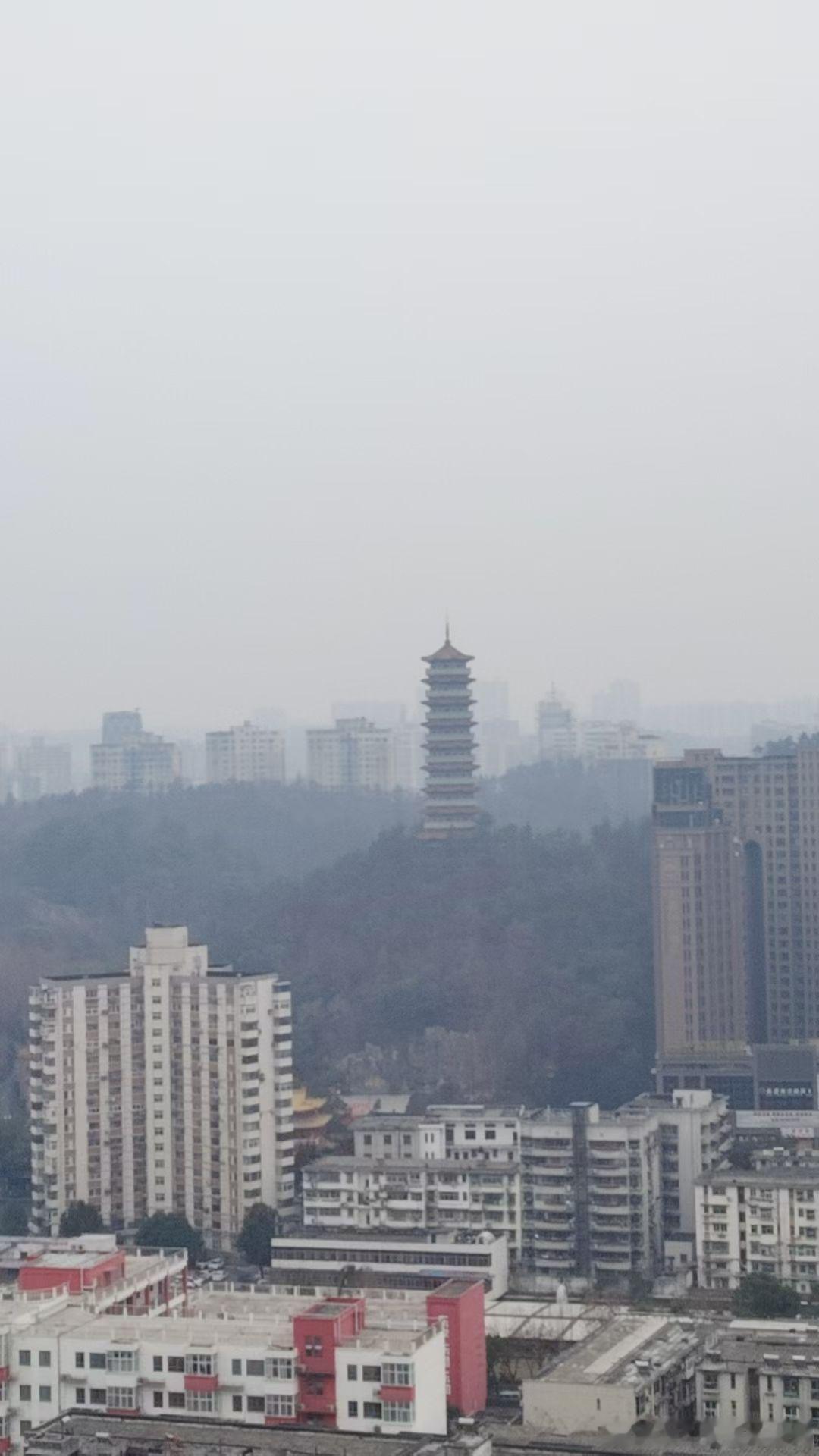 岚光万里骏马开途，图景千新鲲鹏展翼。要过年啦，贴上岚图送到家春联。2026年2月