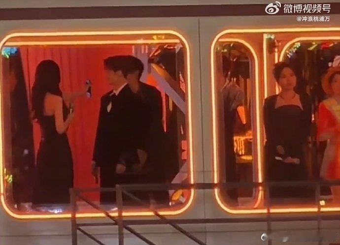 孟子义给王鹤棣看时间孟子义给王鹤棣看手机湖南卫视跨年演唱会节目单涵盖多种风格，经