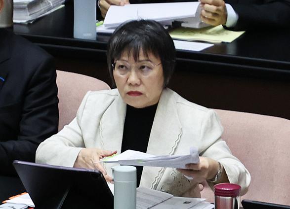 2026 年 5 月 5 日，一家台企正式官宣，解除颜文群在台湾总公司及大陆所有