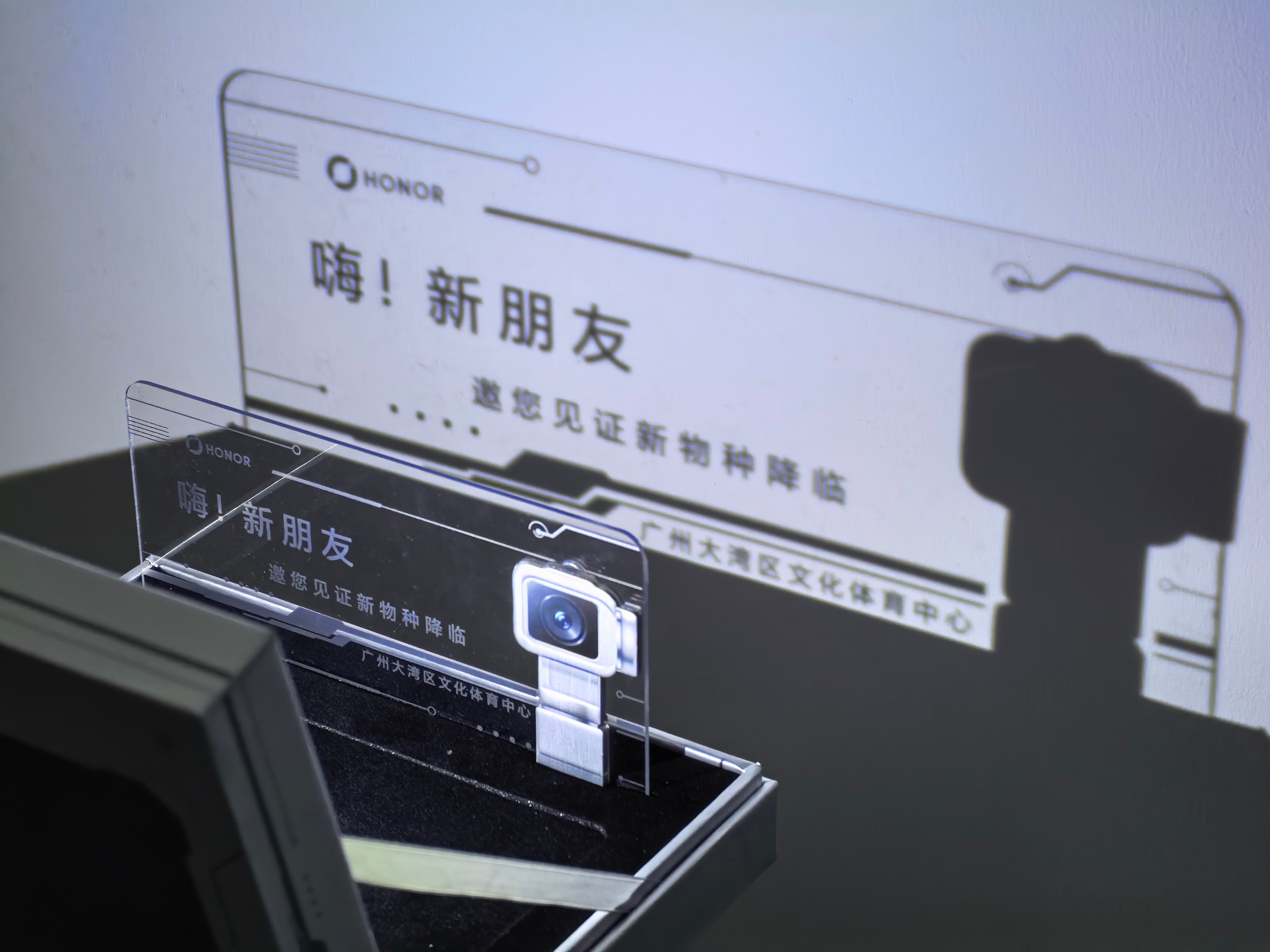 荣耀Robot Phone的邀请函 有点意思。晚上发布会，一起看第一台机器人手机